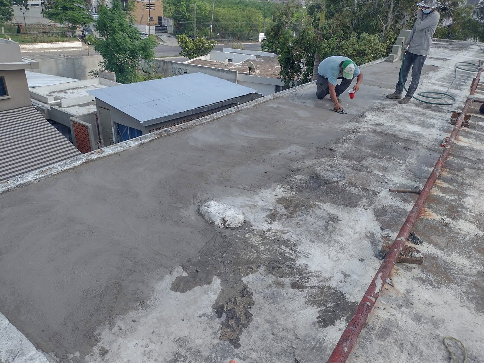 Equipo de técnicos trabajando en azotea de concreto durante proceso de corrección